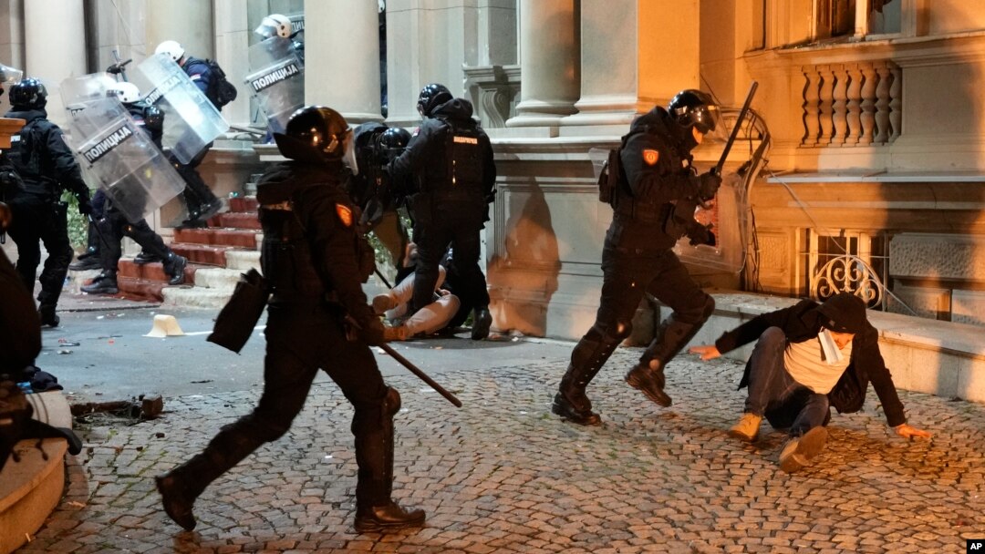 Neredi ispred Skupštine Beograda tokom protest 24. decembra 2023.