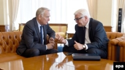 Учасники «нормандського формату», міністри закордонних справ Франції Жан-Марк Еро (л) і Німеччини Франк-Вальтер Штайнмаєр