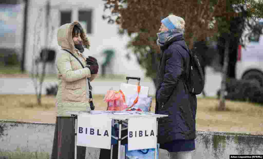 Женщина с Библией в Призрене. Христиане составляют меньшинство в Косове, 95 процентов населения – мусульмане (Photo by Basri Oruqaj).