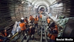Москвада метро салып жаткан кыргыз мигранттары.