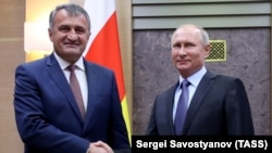 Анатолий Бибилов пригласил Владимира Путина посетить республику во время празднования 10-й годовщины признания независимости Южной Осетии 26 августа 2018 г.