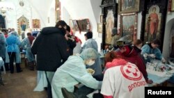 Медики Майдану надають допомогу протестувальникам у Михайлівському соборі у Києві. 19 лютого 2014 року