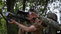 Український військовий цілиться із ЗРК Stinger на лінії фронту на Запоріжжі, 28 травня 2024 року