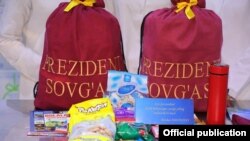 “Президент совғаси” таркибига ширинликлар, ўқув қуроллари ва Болалар энциклопедиясидан иборат 21 турдаги совғалар киритилган.
