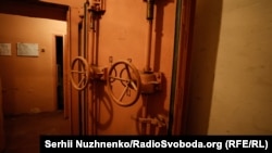 Герметичні двері в підземному укритті