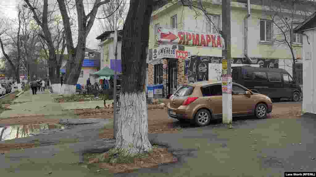 Вхід на так званий «залізний» ринок з боку вулиці Інтернаціональної
