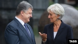 Президент України Петро Порошенко (л) і директор-розпорядник МВФ Крістін Лаґард (архівне фото)