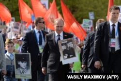 Президент России Владимир Путин во время акции «Бессмертный полк». Москва, 9 мая 2015 года