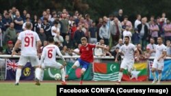 Фінал чемпіонату з футболу СONIFA серед невизнаних федерацій. Karpatalya грає з командою Північного Кіпру, її гравець у центрі в червоній футболці. 9 червня 2018 року, Лондон