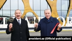 Президент Азербайджана Ильхам Алиев (слева) и президент Турции Реджеп Тайип Эрдоган, Физули, 26 октября 2021 г.