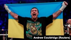 Усик мав у травні дебютувати в надважкій вазі