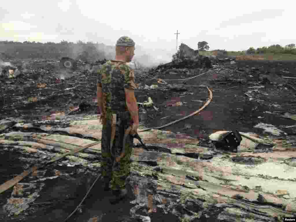 Пророссийский сепаратист на месте крушения самолета Malaysia Airlines у деревни Грабово под Донецком. Незадолго до этого социальные сети взорвало сообщение "министра обороны" так называемой ДНР Игоря Стрелкова о том, что был сбит самолет. Затем так называемый премьер-министр ДНР Александр Бородай заявил, что "какой-то" самолет сбили украинские военные.