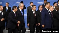 БРИКС саммитіне қатысушылар суретке түсу рәсімінен соң. Қазан, 24 қазан, 2024