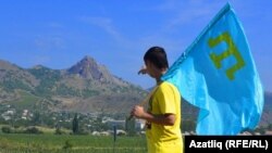 26 июнь - Милли байрак көнендә Судакта бер милләпәрвәр 5х3 метр зурлыктагы байракны Бахаташ тавы башына элеп куйган