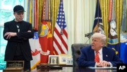ABŞ-nyň prezidenti Donald Tramp (sagda) we Ilon Mask