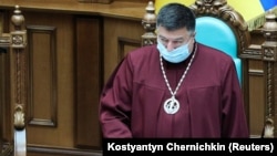 За даними слідства, Олександр Тупицький після указу президента України про відсторонення з посади «вирішив самовільно присвоїти владні повноваження та продовжити керувати КСУ»