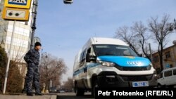 Митинг кезінде ұсталған азаматтарды отырғызатын полиция көлігі. Ақпан айы 2020 жыл.