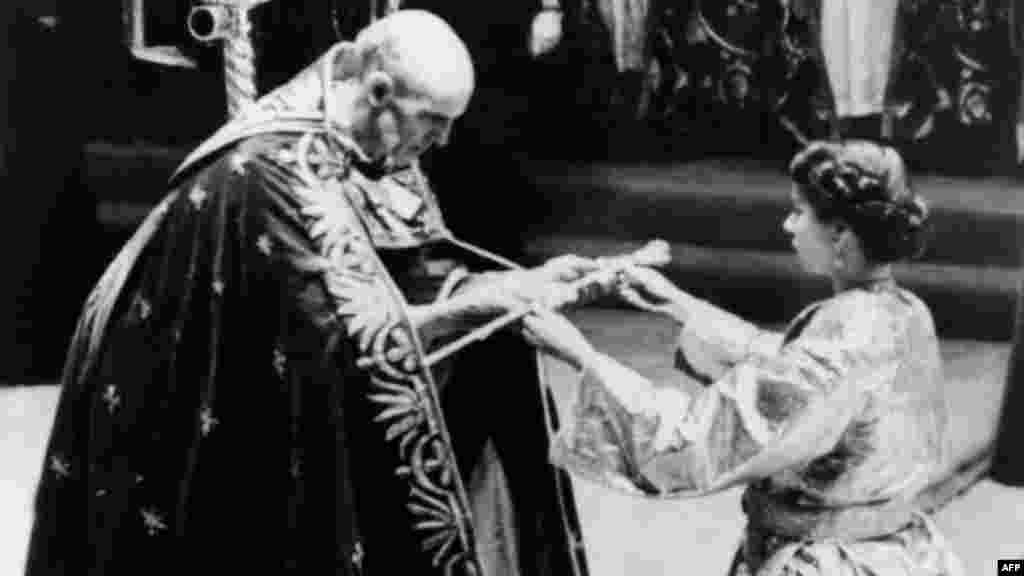 Елизабета го прима државниот меч пред крунисувањето на 2.06.1953. 