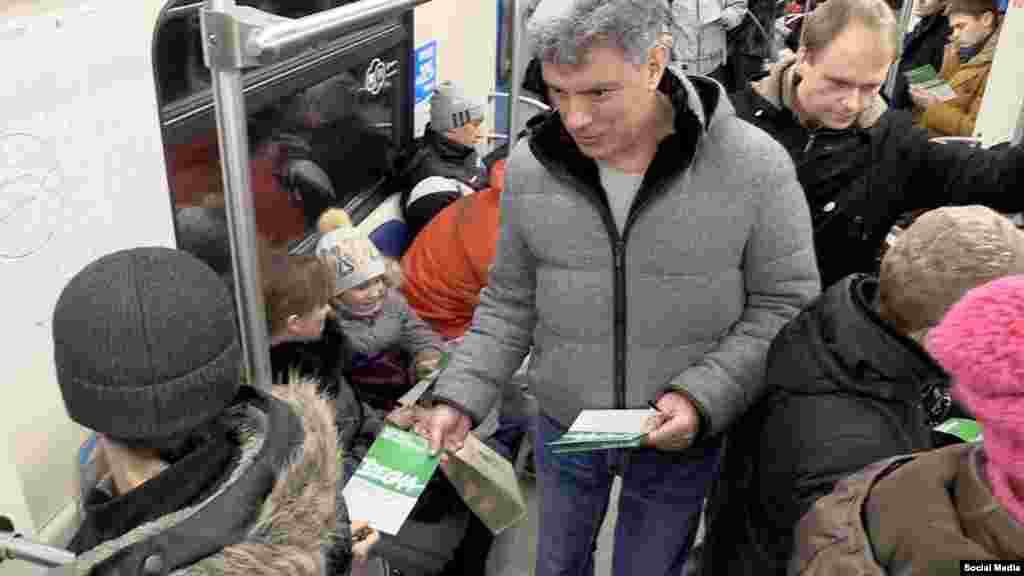 Нємцов роздає летючки опозиційного маршу &laquo;Весна&raquo; в московському метро. Лютий 2015 року