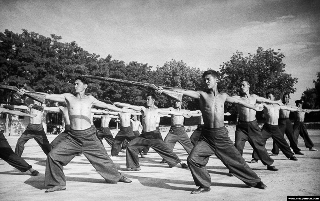 Юнаки на стадіоні, 1940 рік. Під час Другої світової війни через лави Червоної армії пройшли приблизно 1 мільйон 400 тисяч мешканців Узбекистану
