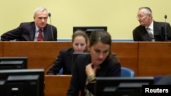 Йовица Станишич (нагорі, л) і Франко Симатович (нагорі, п) у судовій залі Гаазького трибуналу, 30 травня 2013 року