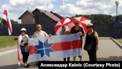 Пікетаваньне рэстарацыі «Поедим поедим». Крайняя зьлева — Ірына Захарава, у цэнтры — Алена Янушкоўская