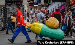 Трудовой мигрант на рынке в Москве.