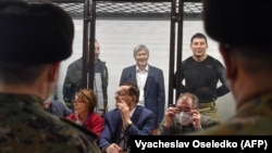 Архивдик сүрөт. Фарид Ниязов, Алмазбек Атамбаев, Канат Сагынбаев сот залында.