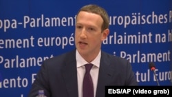 Марк Цукерберг Европарламентте сүйлөп жаткан учуру.