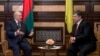 Ілюстративне фото. Президент України Петро Порошенко (праворуч) та президент Білорусі Олександр Лукашенко під час зустрічі у Києві. Грудень 2014 року