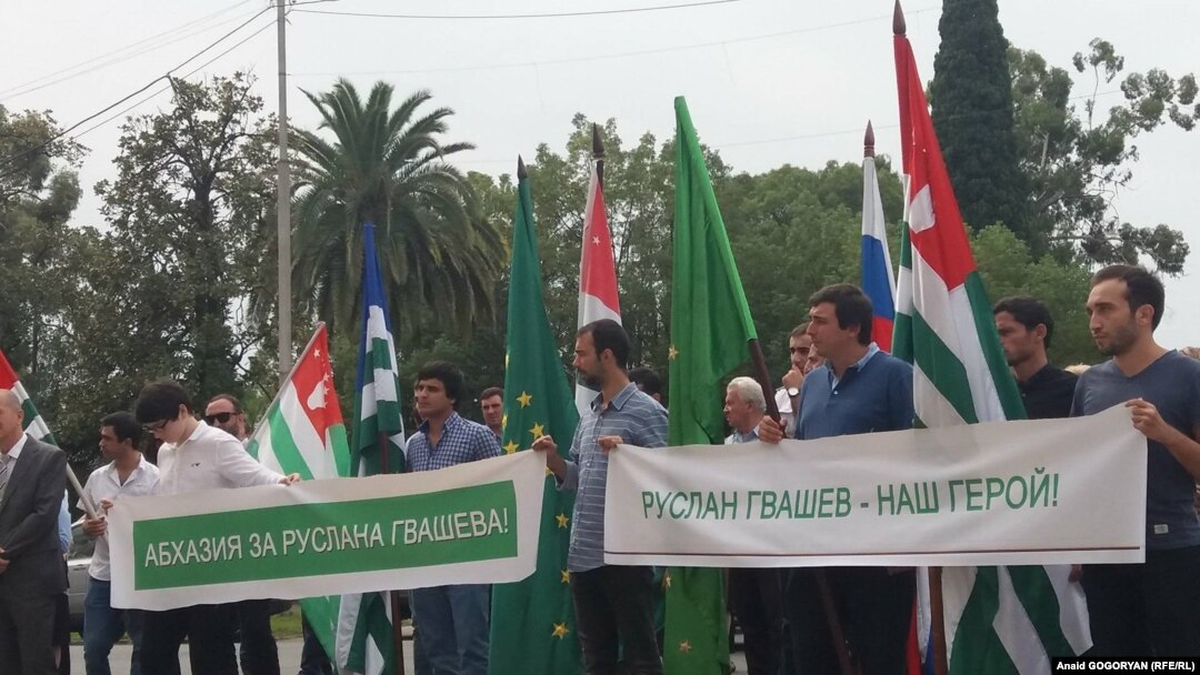 Участники митинга приняли обращение к президентам России и Абхазии с просьбой защитить права Гвашева