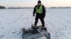 Поліцейський біля частини російської крилатої ракети, збитої українськими силами ППО над Київщиною, 5 грудня 2022 року