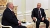 Президент Росії Володимир Путін (п) відповів на пропозицію українського лідера Володимира Зеленського під час переговорів у Москві з Олександром Лукашенком