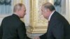 У розслідуванні фігурує Алішер Усманов (п), чий представник запевняє, що олігарх ніколи не намагався приховати свої активи та не зв’язаний з Кремлем