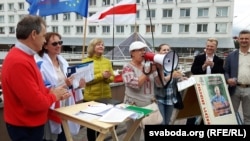Тацяна Севярынец чытае рэп. Пікет правацэнтрысцкай кааліцыі ў Віцебску