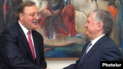 Встреча глав МИД Армении и Грузии Эдварда Налбандяна (справа) и Григола Вашадзе (архивное фото) 
