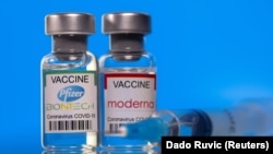 Ампулы с вакцинами от коронавируса компаний Pfizer/BioNTech и Moderna.