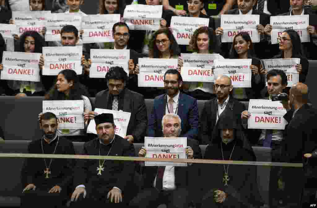 Члени вірменської громади Німеччини під час дебатів щодо ухвалення символічної резолюції про визнання геноцидом масового вбивства вірмен оттоманськими збройними силами в 1915 році