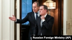 Министры иностранных дел России и Азербайджана Сергей Лавров (слева) и Джейхун Байрамов