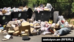 Աղբ Երևանի փողոցներից մեկում, արխիվ