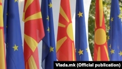 Илустрација- македонски и европски знамиња