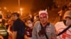 Minskde polisiýa bilen demonstrantçylaryň arasynda bolan çaknyşyklardan soň adamlar ýaralylara kömek edýär. 10-njy awgust, 2020 ý.