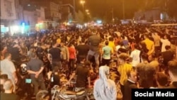 На відео, опублікованому в соціальних мережах 19 липня, видно, як протестувальники скандують і блокують дороги, а силовики намагаються розігнати натовп сльозогінним газом