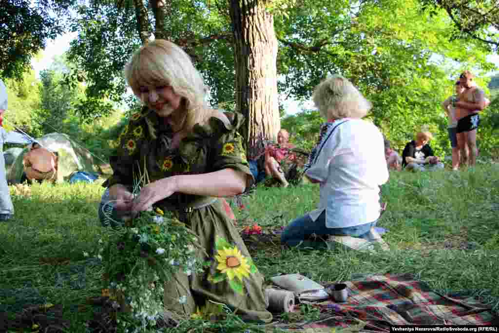 Народні повір’я твердять, що зібрані в ніч на Івана Купала чи вранці рослини мають особливу, надзвичайну силу. Кожна квітка чи трава, що вплітається у купальський вінок, має своє символічне значення