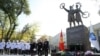 Пандемияда каза болгон медицина кызматкерлерине эстелик тургузулду