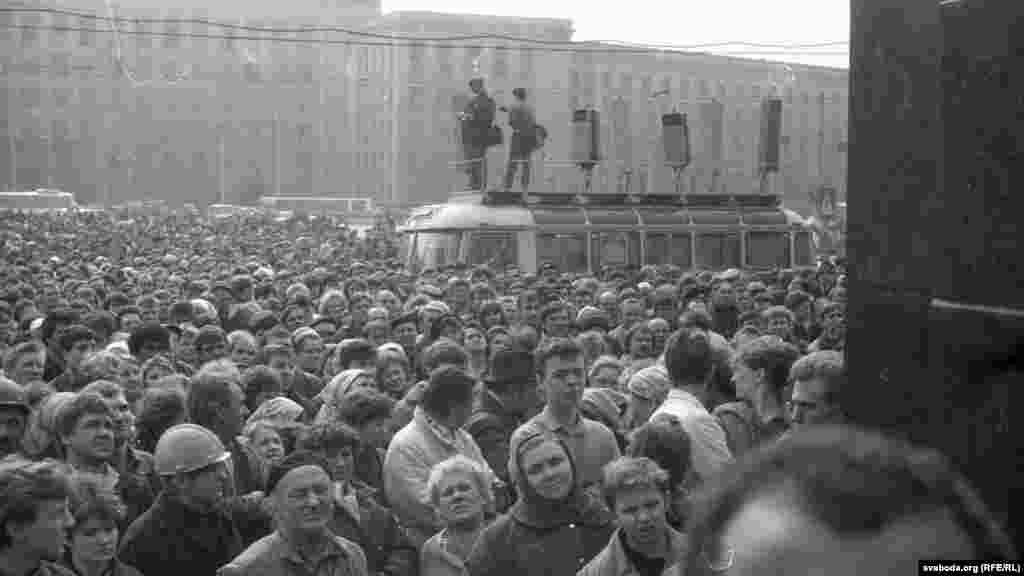 1991 елның апрелендә Беларус башкаласы Минскиның Ленин мәйданына меңнәрчә кеше чыга. Алар азык-төлек бәяләре кисәк артуга һәм коммунистлар фиркасе хакимиятенә протест белдерә.