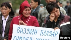 7-апрелде окко учкандардын жакындары өткөргөн митингден бир көрүнүш, 13-октябрь, 2010-жыл