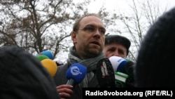 Адвокат Тимошенко Сергій Власенко біля колонії, де утримують Тимошенко, Харків, 3 січня 2012 року