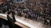 Liderul suprem al Iranului, ayatollahul Ali Khamenei, salută mulțimea în timpul ceremoniei de comemorare a 36 de ani de la moartea liderului Revoluției Islamice din Iran din 1979, ayatollahul Ruhollah Khomeini, la mormântul acestuia din sudul Teheranului, pe 4 iunie 2025.