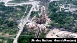 Выбух моста паміж Севераданецкам і Лісічанскам, падарванага ўкраінскімі вайскоўцамі, травень 2022